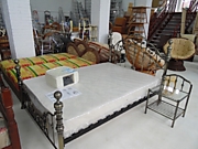 Металлическая кровать с тумбочкой
